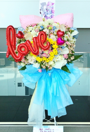 調布市武蔵野の森総合スポーツプラザへお届けした　花束スタンド花　バルーンスタンド花　声優様イベントへ