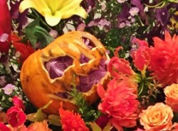 ハロウィン調のスタンド花　パンプキンを入れてお届け