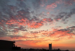 燃えるような朝の空